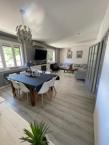 Idéalement située à proximité du centre ville - des écoles, commerces, transports, découvrez ce Haut de Villa accessible de plain pied offrant 116 m² habitables.
Aucun visuel avec le voisin du Bas qui possède une entrée séparée

Un espace de vie généreux et lumineux
vaste séjour climatisé baigné de lumière  Cuisine séparée avec salle à manger

- 2 chambres - Possibilité 3.

- Une salle de bains et WC indépendant.

Une grande terrasse  d'environ 70 m² idéale pour recevoir et profiter des belles journées ensoleillées.

Un garage motos fermé.

🚀  Un potentiel d'évolution exceptionnel !
        La possibilité d'aménager encore 30 m² de combles selon vos envies.

Accès facile pour projet professionnel / Indépendants.

📞 Contactez-moi dès aujourd'hui pour organiser votre visite 06 01 82 85 97 !