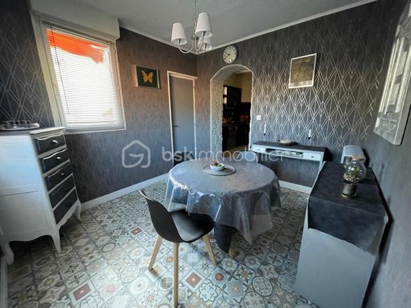 Idéalement située à proximité du centre ville - des écoles, commerces, transports, découvrez ce Haut de Villa accessible de plain pied offrant 116 m² habitables.
Aucun visuel avec le voisin du Bas qui possède une entrée séparée

Un espace de vie généreux et lumineux
vaste séjour climatisé baigné de lumière  Cuisine séparée avec salle à manger

- 2 chambres - Possibilité 3.

- Une salle de bains et WC indépendant.

Une grande terrasse  d'environ 70 m² idéale pour recevoir et profiter des belles journées ensoleillées.

Un garage motos fermé.

🚀  Un potentiel d'évolution exceptionnel !
        La possibilité d'aménager encore 30 m² de combles selon vos envies.

Accès facile pour projet professionnel / Indépendants.

📞 Contactez-moi dès aujourd'hui pour organiser votre visite 06 01 82 85 97 !