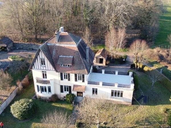 Maison de caractère de 275m2 et ses 1607 m2 de terrain clos .