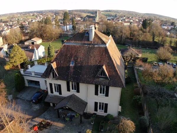 Maison de caractère de 275m2 et ses 1607 m2 de terrain clos .