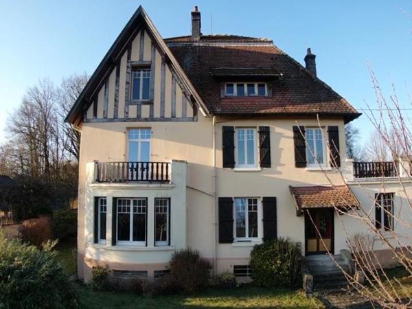 Maison de caractère de 275m2 et ses 1607 m2 de terrain clos .