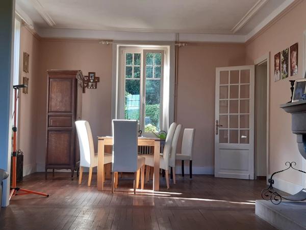 Maison de caractère de 275m2 et ses 1607 m2 de terrain clos .