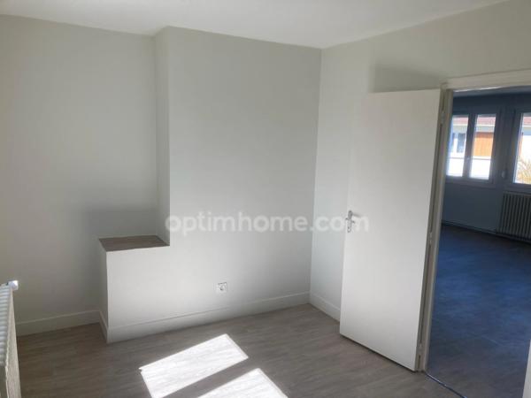 Maison individuelle rénovée – 2 chambres + bureau / chambre d’appoint – Jardin, garage et sous-sol complet – Charleville-Mézières