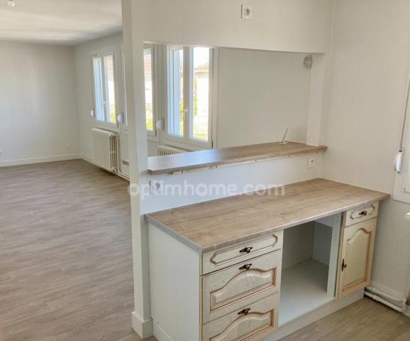 Maison individuelle rénovée – 2 chambres + bureau / chambre d’appoint – Jardin, garage et sous-sol complet – Charleville-Mézières
