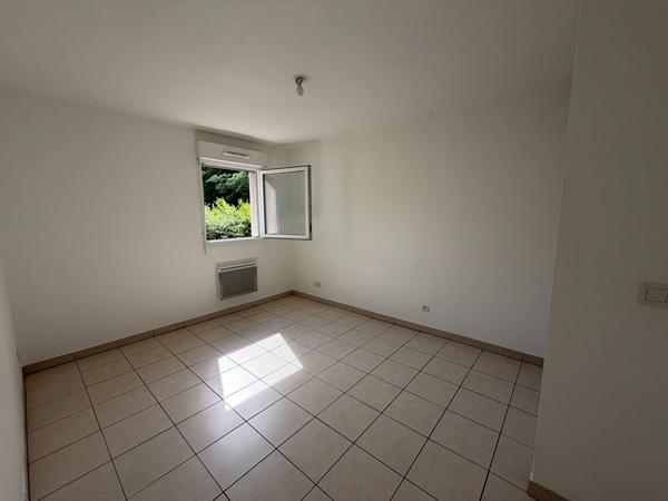 Appartement F2 dans une petite copropriété avec 2 places de parking