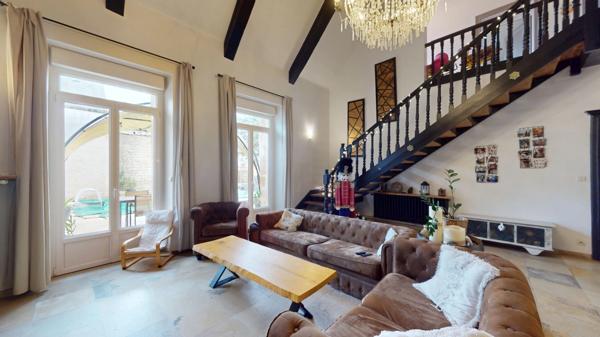 À vendre, ensemble immobilier comprenant une maison d'habitation de caractère et 6 appartements en location.