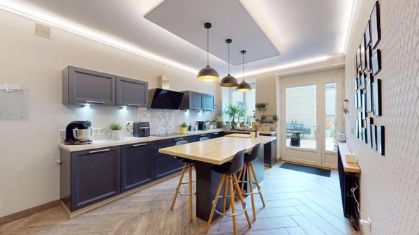 À vendre, ensemble immobilier comprenant une maison d'habitation de caractère et 6 appartements en location.