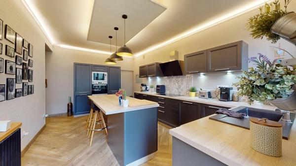 À vendre, ensemble immobilier comprenant une maison d'habitation de caractère et 6 appartements en location.