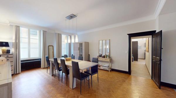 À vendre, ensemble immobilier comprenant une maison d'habitation de caractère et 6 appartements en location.