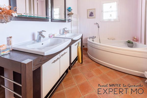 Challans (85300) Magnifique longère rénovée, 4 chambres, piscine couverte