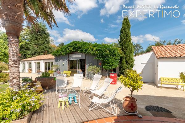 Challans (85300) Magnifique longère rénovée, 4 chambres, piscine couverte