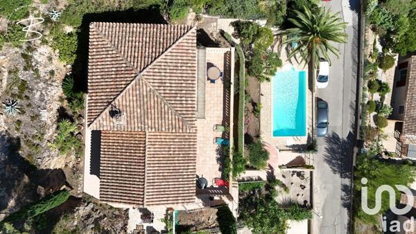 Maison traditionnelle 5 pièces de 150 m² à Saint-Cyr-sur-Mer (83270)