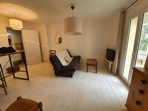 T2 meublé 36 m² + balcon immeuble pierre