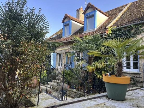 MONTBARD 7min : maison rénovée de 142m², un logis de 58 m², dépendances, jardin, piscine. Prix : 340 000€.