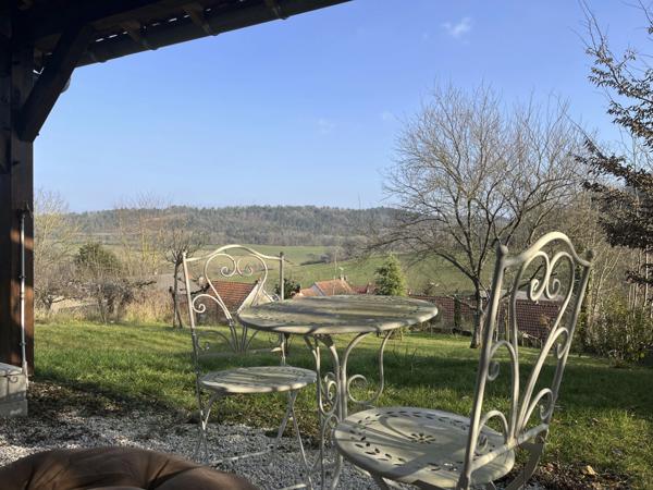 MONTBARD 7min : maison rénovée de 142m², un logis de 58 m², dépendances, jardin, piscine. Prix : 340 000€.