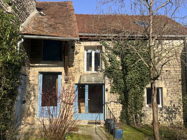 MONTBARD 7min : maison rénovée de 142m², un logis de 58 m², dépendances, jardin, piscine. Prix : 340 000€.