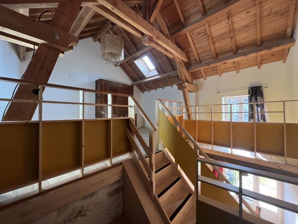 MONTBARD 7min : maison rénovée de 142m², un logis de 58 m², dépendances, jardin, piscine. Prix : 340 000€.