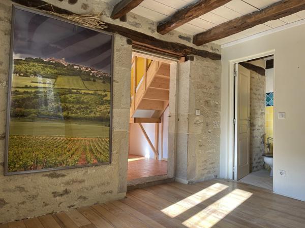 MONTBARD 7min : maison rénovée de 142m², un logis de 58 m², dépendances, jardin, piscine. Prix : 340 000€.