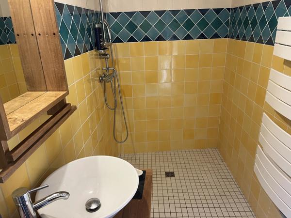 MONTBARD 7min : maison rénovée de 142m², un logis de 58 m², dépendances, jardin, piscine. Prix : 340 000€.