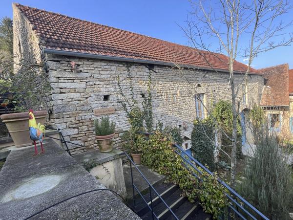 MONTBARD 7min : maison rénovée de 142m², un logis de 58 m², dépendances, jardin, piscine. Prix : 340 000€.