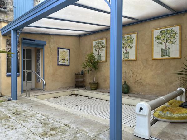 MONTBARD 7min : maison rénovée de 142m², un logis de 58 m², dépendances, jardin, piscine. Prix : 340 000€.