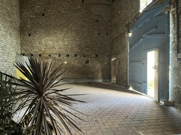 MONTBARD 7min : maison rénovée de 142m², un logis de 58 m², dépendances, jardin, piscine. Prix : 340 000€.