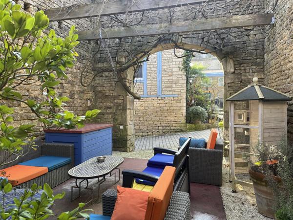 MONTBARD 7min : maison rénovée de 142m², un logis de 58 m², dépendances, jardin, piscine. Prix : 340 000€.