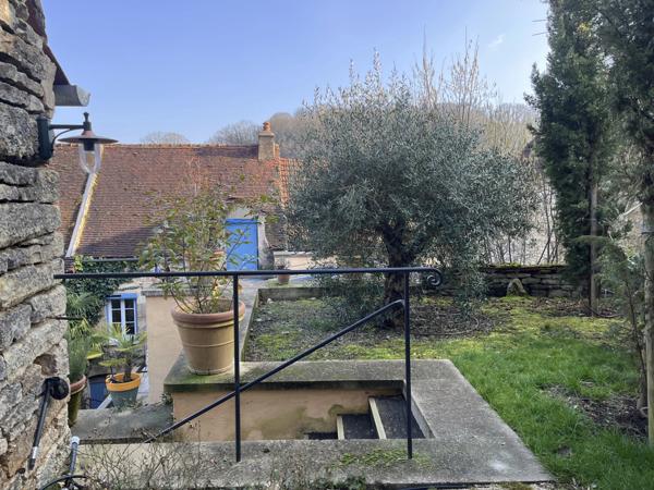 MONTBARD 7min : maison rénovée de 142m², un logis de 58 m², dépendances, jardin, piscine. Prix : 340 000€.