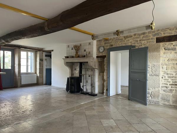 MONTBARD 7min : maison rénovée de 142m², un logis de 58 m², dépendances, jardin, piscine. Prix : 340 000€.