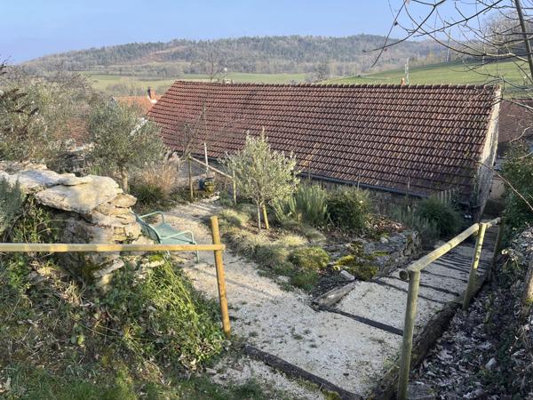 MONTBARD 7min : maison rénovée de 142m², un logis de 58 m², dépendances, jardin, piscine. Prix : 340 000€.