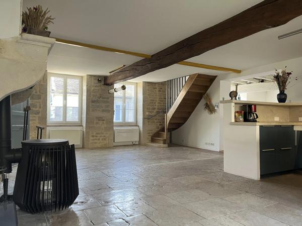 MONTBARD 7min : maison rénovée de 142m², un logis de 58 m², dépendances, jardin, piscine. Prix : 340 000€.