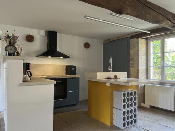 MONTBARD 7min : maison rénovée de 142m², un logis de 58 m², dépendances, jardin, piscine. Prix : 340 000€.