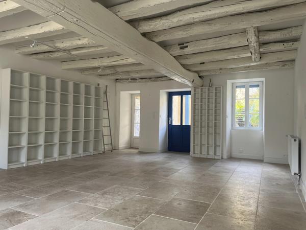 MONTBARD 7min : maison rénovée de 142m², un logis de 58 m², dépendances, jardin, piscine. Prix : 340 000€.