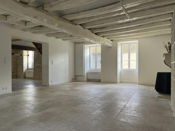 MONTBARD 7min : maison rénovée de 142m², un logis de 58 m², dépendances, jardin, piscine. Prix : 340 000€.