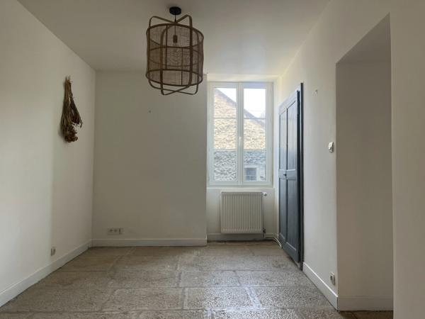 MONTBARD 7min : maison rénovée de 142m², un logis de 58 m², dépendances, jardin, piscine. Prix : 340 000€.