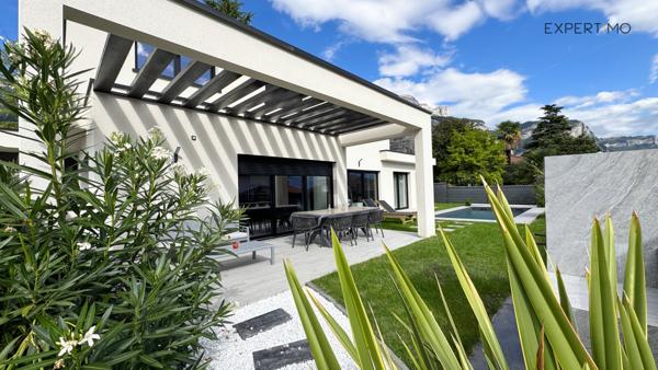 Bernin (38190) Maison contemporaine 175 m² – 5 pièces – Piscine