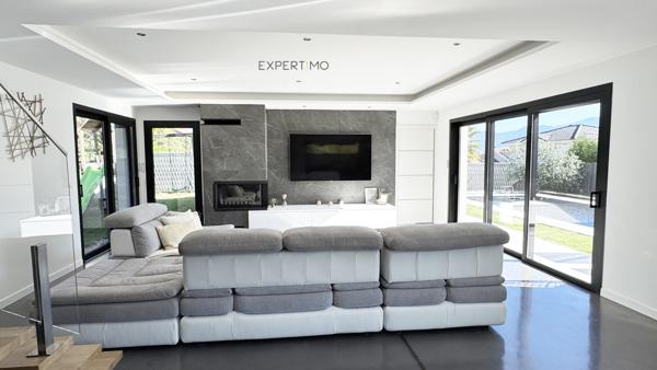 Bernin (38190) Maison contemporaine 175 m² – 5 pièces – Piscine