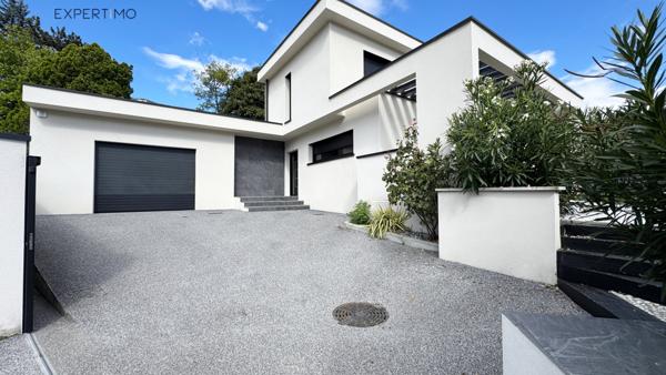 Bernin (38190) Maison contemporaine 175 m² – 5 pièces – Piscine