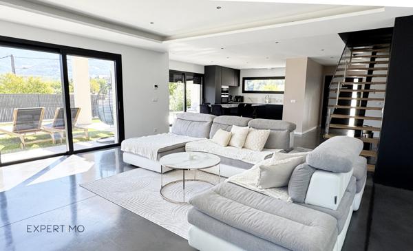 Bernin (38190) Maison contemporaine 175 m² – 5 pièces – Piscine