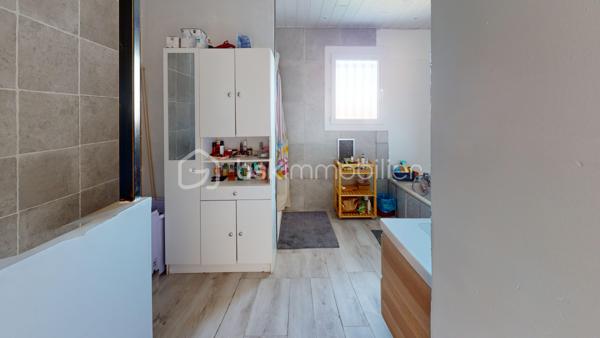 Visite virtuelle disponible sur demande

Située au calme, chemin d’Etchechoury, cette maison de plain-pied offre un cadre de vie idéal sur un terrain plat et clos de 842 m² (piscinable). A seulement 5 minutes de Bayonne et 7 minutes des axes autoroutiers (Espagne, Pau, Bordeaux).

Performance énergétique (DPE Classe C) : Isolation refaite en 2018 et menuiseries PVC double vitrage (sous garantie).

Extérieurs soignés : Façades et clôtures repeintes à l’automne dernier. Portail coulissant et jardin entièrement clôturé.

Grand confort : Poêle à pellets pour une chaleur douce et économique.

🏠 L'intérieur :

L'entrée avec placard intégré mène à une vaste pièce de vie lumineuse. La cuisine, ouverte sur le salon et la salle à manger, constitue le cœur de la maison.

Le coin nuit se compose de :

4 chambres spacieuses et un dressing dédié.

Une salle de bain complète (douche et baignoire).

2 WC (dont un indépendant).

🌳 Extérieurs et annexes :

Le jardin plat dispose d'une terrasse carrelée avec store banne, parfaite pour vos repas d'été. Un garage de 17 m² et un cabanon de jardin complètent l'ensemble.

À noter : La cuisine et la salle de bain nécessitent un rafraîchissement, vous offrant l'opportunité de les personnaliser selon vos goûts tout en profitant d'une structure saine et déjà rénovée (DPE, façades, isolation).

Assainissement : Tout-à-l'égout conforme.