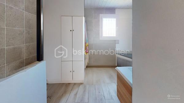 Visite virtuelle disponible sur demande

Située au calme, chemin d’Etchechoury, cette maison de plain-pied offre un cadre de vie idéal sur un terrain plat et clos de 842 m² (piscinable). A seulement 5 minutes de Bayonne et 7 minutes des axes autoroutiers (Espagne, Pau, Bordeaux).

Performance énergétique (DPE Classe C) : Isolation refaite en 2018 et menuiseries PVC double vitrage (sous garantie).

Extérieurs soignés : Façades et clôtures repeintes à l’automne dernier. Portail coulissant et jardin entièrement clôturé.

Grand confort : Poêle à pellets pour une chaleur douce et économique.

🏠 L'intérieur :

L'entrée avec placard intégré mène à une vaste pièce de vie lumineuse. La cuisine, ouverte sur le salon et la salle à manger, constitue le cœur de la maison.

Le coin nuit se compose de :

4 chambres spacieuses et un dressing dédié.

Une salle de bain complète (douche et baignoire).

2 WC (dont un indépendant).

🌳 Extérieurs et annexes :

Le jardin plat dispose d'une terrasse carrelée avec store banne, parfaite pour vos repas d'été. Un garage de 17 m² et un cabanon de jardin complètent l'ensemble.

À noter : La cuisine et la salle de bain nécessitent un rafraîchissement, vous offrant l'opportunité de les personnaliser selon vos goûts tout en profitant d'une structure saine et déjà rénovée (DPE, façades, isolation).

Assainissement : Tout-à-l'égout conforme.