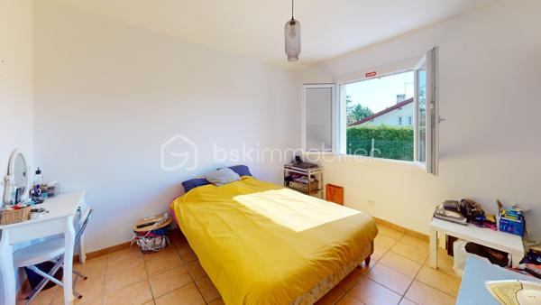 Visite virtuelle disponible sur demande

Située au calme, chemin d’Etchechoury, cette maison de plain-pied offre un cadre de vie idéal sur un terrain plat et clos de 842 m² (piscinable). A seulement 5 minutes de Bayonne et 7 minutes des axes autoroutiers (Espagne, Pau, Bordeaux).

Performance énergétique (DPE Classe C) : Isolation refaite en 2018 et menuiseries PVC double vitrage (sous garantie).

Extérieurs soignés : Façades et clôtures repeintes à l’automne dernier. Portail coulissant et jardin entièrement clôturé.

Grand confort : Poêle à pellets pour une chaleur douce et économique.

🏠 L'intérieur :

L'entrée avec placard intégré mène à une vaste pièce de vie lumineuse. La cuisine, ouverte sur le salon et la salle à manger, constitue le cœur de la maison.

Le coin nuit se compose de :

4 chambres spacieuses et un dressing dédié.

Une salle de bain complète (douche et baignoire).

2 WC (dont un indépendant).

🌳 Extérieurs et annexes :

Le jardin plat dispose d'une terrasse carrelée avec store banne, parfaite pour vos repas d'été. Un garage de 17 m² et un cabanon de jardin complètent l'ensemble.

À noter : La cuisine et la salle de bain nécessitent un rafraîchissement, vous offrant l'opportunité de les personnaliser selon vos goûts tout en profitant d'une structure saine et déjà rénovée (DPE, façades, isolation).

Assainissement : Tout-à-l'égout conforme.