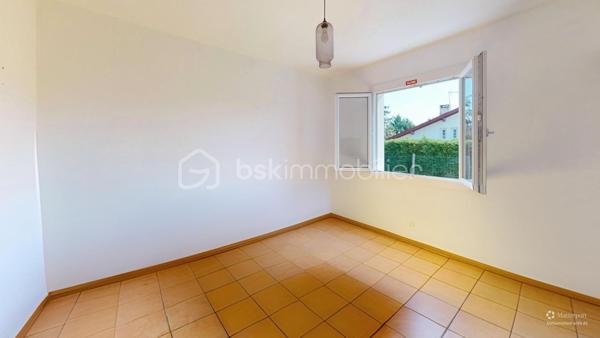 Visite virtuelle disponible sur demande

Située au calme, chemin d’Etchechoury, cette maison de plain-pied offre un cadre de vie idéal sur un terrain plat et clos de 842 m² (piscinable). A seulement 5 minutes de Bayonne et 7 minutes des axes autoroutiers (Espagne, Pau, Bordeaux).

Performance énergétique (DPE Classe C) : Isolation refaite en 2018 et menuiseries PVC double vitrage (sous garantie).

Extérieurs soignés : Façades et clôtures repeintes à l’automne dernier. Portail coulissant et jardin entièrement clôturé.

Grand confort : Poêle à pellets pour une chaleur douce et économique.

🏠 L'intérieur :

L'entrée avec placard intégré mène à une vaste pièce de vie lumineuse. La cuisine, ouverte sur le salon et la salle à manger, constitue le cœur de la maison.

Le coin nuit se compose de :

4 chambres spacieuses et un dressing dédié.

Une salle de bain complète (douche et baignoire).

2 WC (dont un indépendant).

🌳 Extérieurs et annexes :

Le jardin plat dispose d'une terrasse carrelée avec store banne, parfaite pour vos repas d'été. Un garage de 17 m² et un cabanon de jardin complètent l'ensemble.

À noter : La cuisine et la salle de bain nécessitent un rafraîchissement, vous offrant l'opportunité de les personnaliser selon vos goûts tout en profitant d'une structure saine et déjà rénovée (DPE, façades, isolation).

Assainissement : Tout-à-l'égout conforme.
