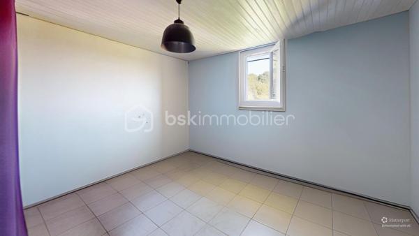Visite virtuelle disponible sur demande

Située au calme, chemin d’Etchechoury, cette maison de plain-pied offre un cadre de vie idéal sur un terrain plat et clos de 842 m² (piscinable). A seulement 5 minutes de Bayonne et 7 minutes des axes autoroutiers (Espagne, Pau, Bordeaux).

Performance énergétique (DPE Classe C) : Isolation refaite en 2018 et menuiseries PVC double vitrage (sous garantie).

Extérieurs soignés : Façades et clôtures repeintes à l’automne dernier. Portail coulissant et jardin entièrement clôturé.

Grand confort : Poêle à pellets pour une chaleur douce et économique.

🏠 L'intérieur :

L'entrée avec placard intégré mène à une vaste pièce de vie lumineuse. La cuisine, ouverte sur le salon et la salle à manger, constitue le cœur de la maison.

Le coin nuit se compose de :

4 chambres spacieuses et un dressing dédié.

Une salle de bain complète (douche et baignoire).

2 WC (dont un indépendant).

🌳 Extérieurs et annexes :

Le jardin plat dispose d'une terrasse carrelée avec store banne, parfaite pour vos repas d'été. Un garage de 17 m² et un cabanon de jardin complètent l'ensemble.

À noter : La cuisine et la salle de bain nécessitent un rafraîchissement, vous offrant l'opportunité de les personnaliser selon vos goûts tout en profitant d'une structure saine et déjà rénovée (DPE, façades, isolation).

Assainissement : Tout-à-l'égout conforme.