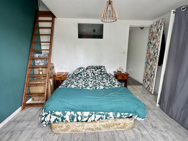 Visite virtuelle disponible sur demande

Située au calme, chemin d’Etchechoury, cette maison de plain-pied offre un cadre de vie idéal sur un terrain plat et clos de 842 m² (piscinable). A seulement 5 minutes de Bayonne et 7 minutes des axes autoroutiers (Espagne, Pau, Bordeaux).

Performance énergétique (DPE Classe C) : Isolation refaite en 2018 et menuiseries PVC double vitrage (sous garantie).

Extérieurs soignés : Façades et clôtures repeintes à l’automne dernier. Portail coulissant et jardin entièrement clôturé.

Grand confort : Poêle à pellets pour une chaleur douce et économique.

🏠 L'intérieur :

L'entrée avec placard intégré mène à une vaste pièce de vie lumineuse. La cuisine, ouverte sur le salon et la salle à manger, constitue le cœur de la maison.

Le coin nuit se compose de :

4 chambres spacieuses et un dressing dédié.

Une salle de bain complète (douche et baignoire).

2 WC (dont un indépendant).

🌳 Extérieurs et annexes :

Le jardin plat dispose d'une terrasse carrelée avec store banne, parfaite pour vos repas d'été. Un garage de 17 m² et un cabanon de jardin complètent l'ensemble.

À noter : La cuisine et la salle de bain nécessitent un rafraîchissement, vous offrant l'opportunité de les personnaliser selon vos goûts tout en profitant d'une structure saine et déjà rénovée (DPE, façades, isolation).

Assainissement : Tout-à-l'égout conforme.