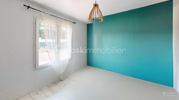 Visite virtuelle disponible sur demande

Située au calme, chemin d’Etchechoury, cette maison de plain-pied offre un cadre de vie idéal sur un terrain plat et clos de 842 m² (piscinable). A seulement 5 minutes de Bayonne et 7 minutes des axes autoroutiers (Espagne, Pau, Bordeaux).

Performance énergétique (DPE Classe C) : Isolation refaite en 2018 et menuiseries PVC double vitrage (sous garantie).

Extérieurs soignés : Façades et clôtures repeintes à l’automne dernier. Portail coulissant et jardin entièrement clôturé.

Grand confort : Poêle à pellets pour une chaleur douce et économique.

🏠 L'intérieur :

L'entrée avec placard intégré mène à une vaste pièce de vie lumineuse. La cuisine, ouverte sur le salon et la salle à manger, constitue le cœur de la maison.

Le coin nuit se compose de :

4 chambres spacieuses et un dressing dédié.

Une salle de bain complète (douche et baignoire).

2 WC (dont un indépendant).

🌳 Extérieurs et annexes :

Le jardin plat dispose d'une terrasse carrelée avec store banne, parfaite pour vos repas d'été. Un garage de 17 m² et un cabanon de jardin complètent l'ensemble.

À noter : La cuisine et la salle de bain nécessitent un rafraîchissement, vous offrant l'opportunité de les personnaliser selon vos goûts tout en profitant d'une structure saine et déjà rénovée (DPE, façades, isolation).

Assainissement : Tout-à-l'égout conforme.