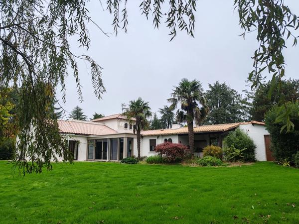 Propriete à vendre 12 pièces L'OIE (85)