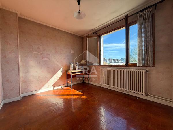 Maison familiale avec grand jardin, cour et sous-sol total