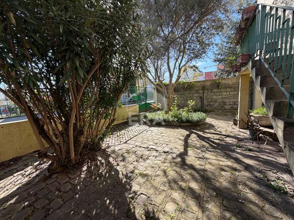 Maison familiale avec grand jardin, cour et sous-sol total