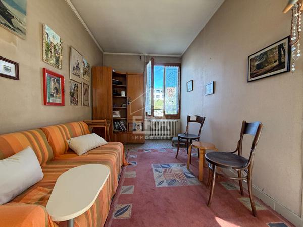 Maison familiale avec grand jardin, cour et sous-sol total